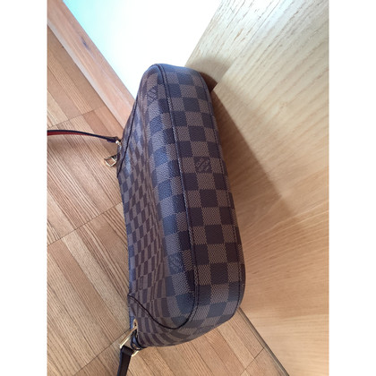 Louis Vuitton South Bank Besace in Brown