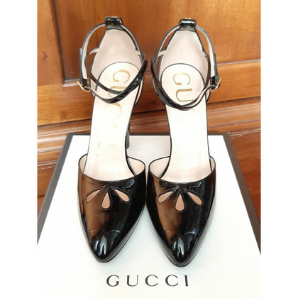 Gucci Pumps/Peeptoes Lakleer in Zwart