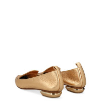 Nicholas Kirkwood Slippers/Ballerinas Leather in Gold