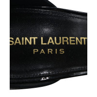 Saint Laurent Sandalen aus Lackleder in Schwarz