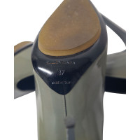 Balenciaga Pumps/Peeptoes aus Lackleder in Grau