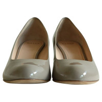 Bally pumps made of gray patent leather