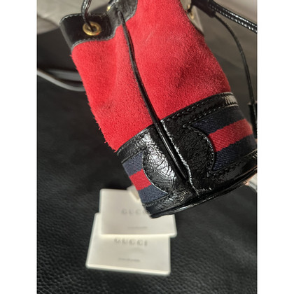 Gucci Ophidia GG Mini Bucket Bag aus Wildleder in Rot