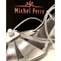 Michel Perry Sandalen aus Lackleder in Silbern