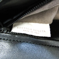 Bottega Veneta The Bulb Intrecciato aus Lackleder in Schwarz