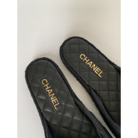 Chanel Sandalen aus Canvas in Schwarz