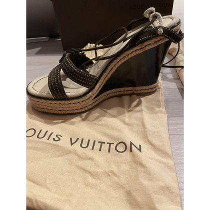 Louis Vuitton Chaussures compensées en Daim en Marron