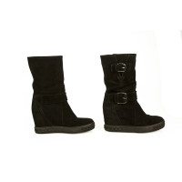 Casadei Stiefel aus Wildleder in Schwarz