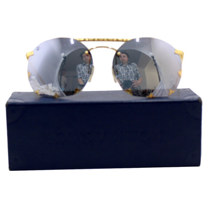 Louis Vuitton Sunglasses in Gold