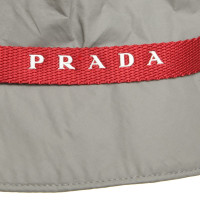 Prada Hut in Grau