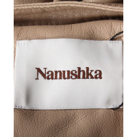 Nanushka  Kleid aus Leder in Beige