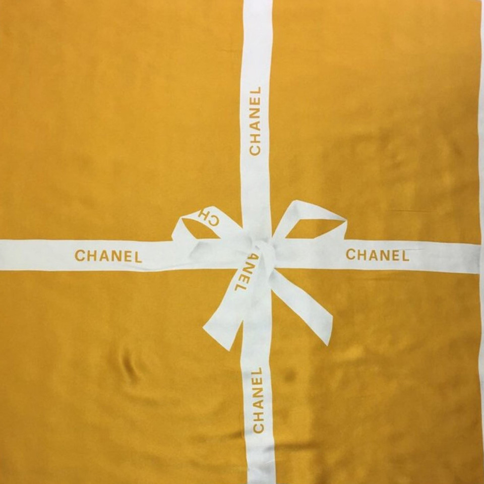 Chanel Schal/Tuch aus Seide in Gelb