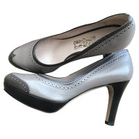 Salvatore Ferragamo Pumps/Peeptoes aus Leder in Grau