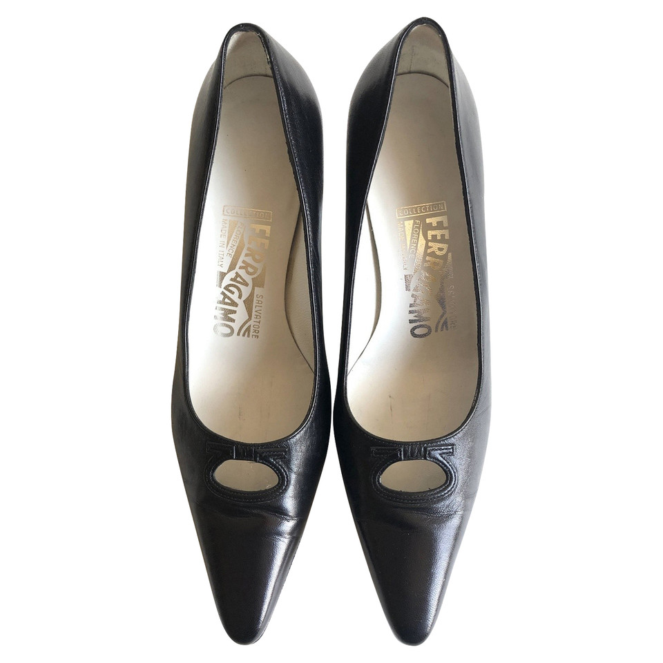 Salvatore Ferragamo Pumps/Peeptoes aus Leder in Schwarz