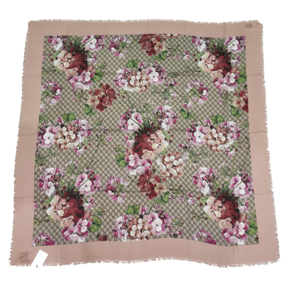 Gucci Scarf/Shawl Silk in Pink