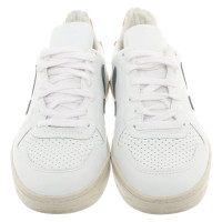 Veja Sneakers aus Leder in Weiß