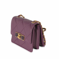 Chanel Umhängetasche aus Leder in Violett
