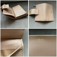 Prada Tasje/Portemonnee Leer in Beige