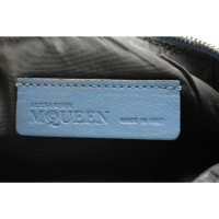 Alexander McQueen Clutch aus Leder in Blau