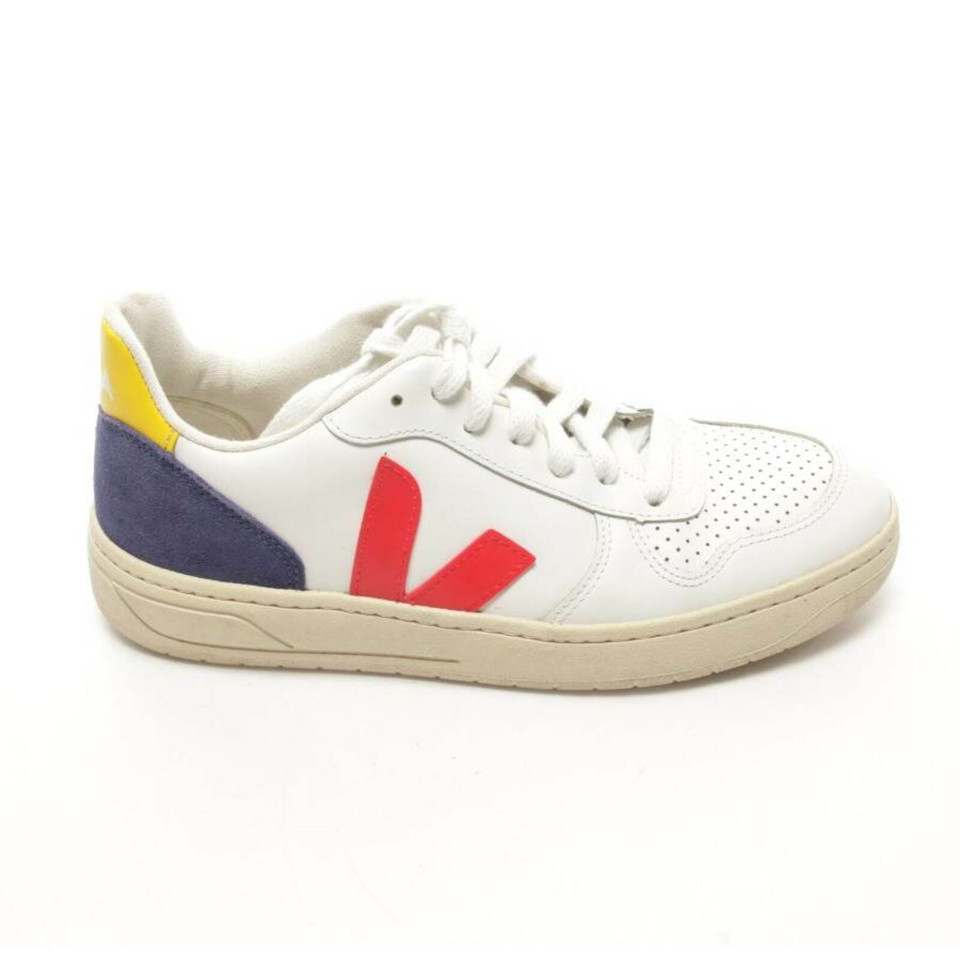 Veja Sneakers aus Leder in Weiß