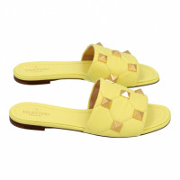Valentino Garavani Sandalen aus Leder in Gelb
