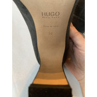 Hugo Boss Pumps/Peeptoes aus Wildleder in Grau