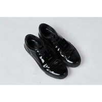Acne Sneakers aus Lackleder in Schwarz