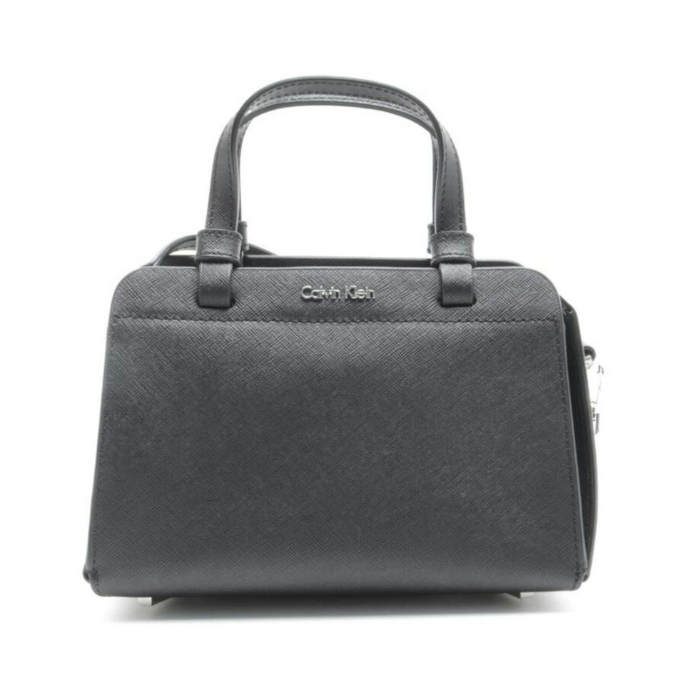 Calvin Klein Handtasche aus Leder in Schwarz