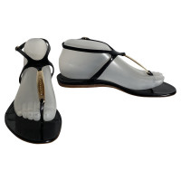 Alexander McQueen Sandalen aus Lackleder in Schwarz