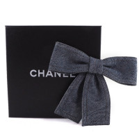 Chanel Brosche aus Jeansstoff in Blau