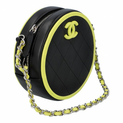 Chanel Round as Earth Crossbody Bag aus Leder in Schwarz