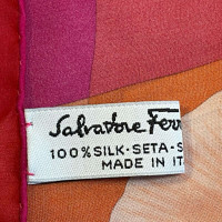 Salvatore Ferragamo Schal/Tuch aus Seide in Rot