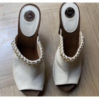Elisabetta Franchi Chaussures compensées en Cuir en Blanc