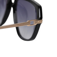 Yves Saint Laurent Des lunettes de soleil