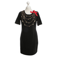 Moschino Love Kleid mit Ketten und Perlen