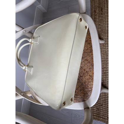 Prada Frame Leather Bag aus Lackleder in Creme