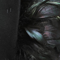 Alberta Ferretti manteau noir avec décoration de plumes