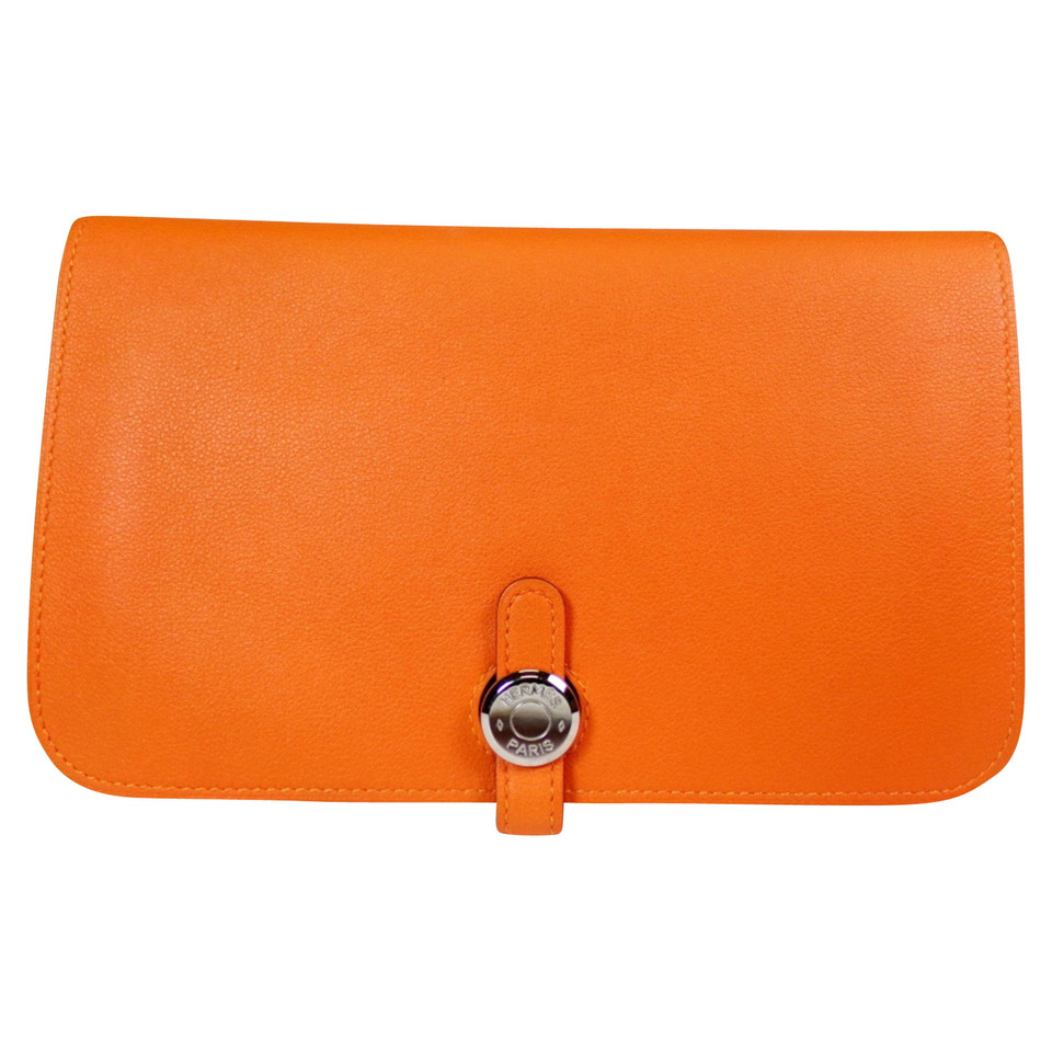 Hermès Täschchen/Portemonnaie aus Leder in Orange