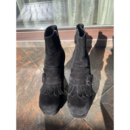 Prada Stiefel aus Wildleder in Schwarz
