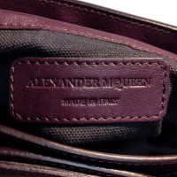 Alexander McQueen Umhängetasche aus Leder in Violett