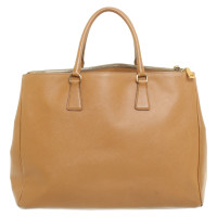 Prada Handtasche aus Leder in Beige