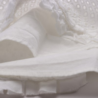 Alexander McQueen Kleid aus Baumwolle in Weiß