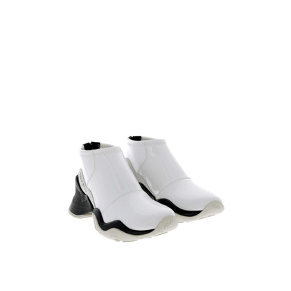 Fendi Sneakers aus Lackleder in Weiß