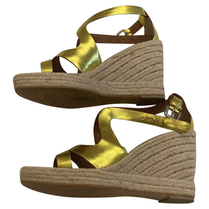 Stella McCartney Sandalen aus Lackleder in Gold