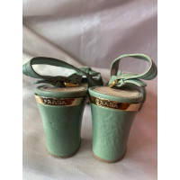 Prada Pumps/Peeptoes aus Leder in Grün
