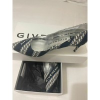 Givenchy Pumps/Peeptoes aus Canvas in Schwarz