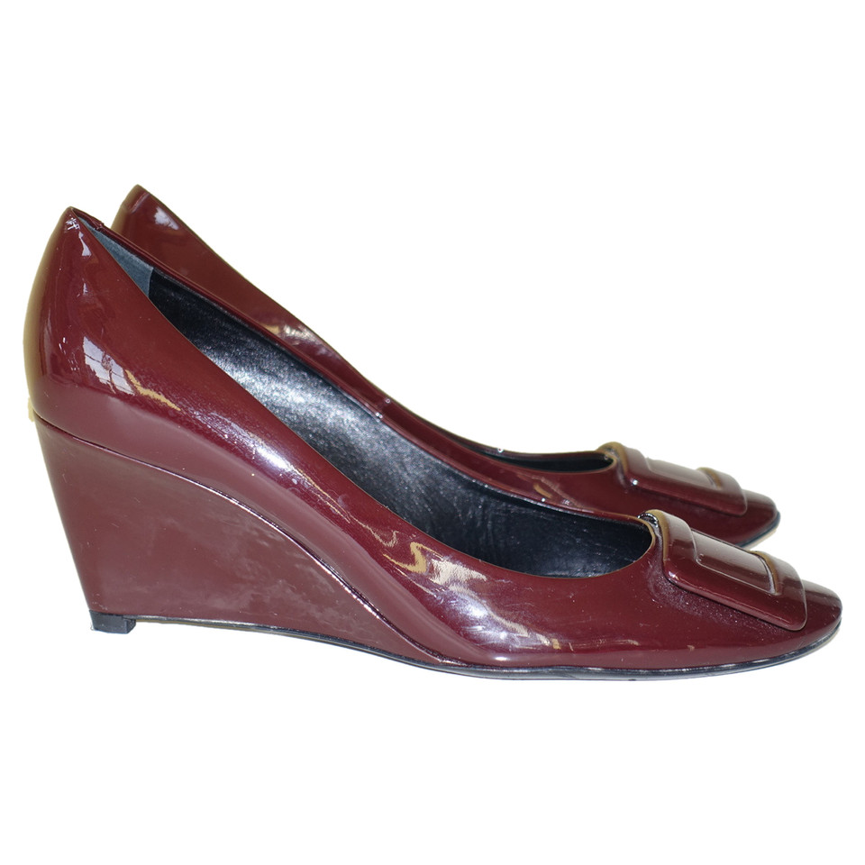 Roger Vivier Pumps/Peeptoes en Cuir verni en Bordeaux