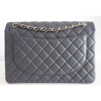 Chanel Classic Flap Bag Maxi aus Leder in Grau