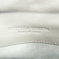 Bottega Veneta Clutch aus Leder in Grau
