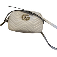 Gucci Marmont Camera Bag aus Lackleder in Weiß